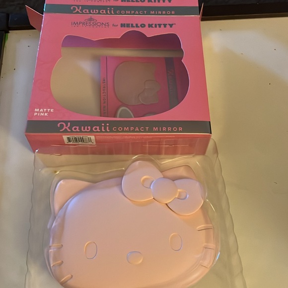 Impressions for Hello Kitty Battery Compact Mirror - Picture 7 of 7